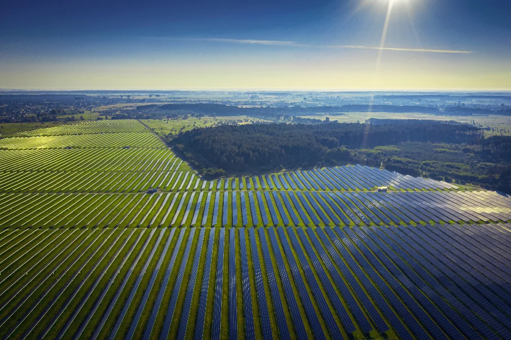 Champ de panneaux solaire vu du ciel