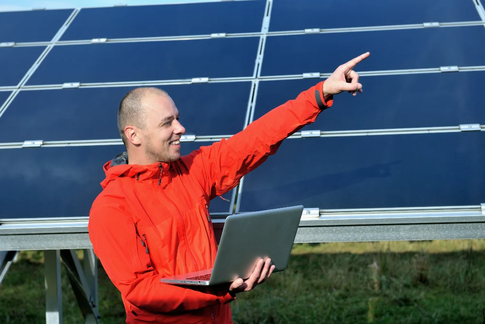 Homme le doigt levé signifiant le développement croissant des panneaux solaires