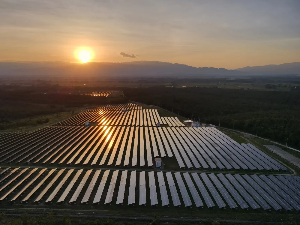 Champ de panneau solaire au coucher du soleil