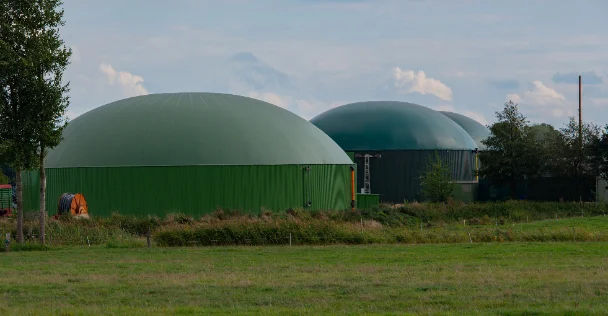 Deux digesteurs chargés en charge de la valorisation des déchets organiques en biogaz