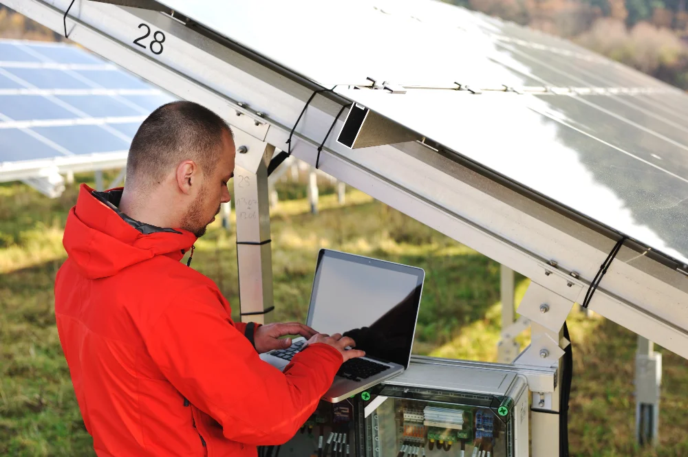 Homme en train de vérifier l'orientation optimale d'un panneau solaire