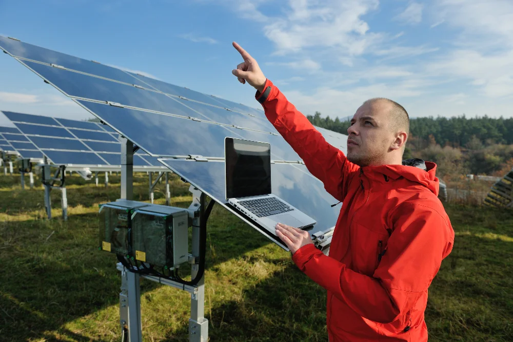 Ingénieur dans un parc agrivoltaïque de panneaux solaires