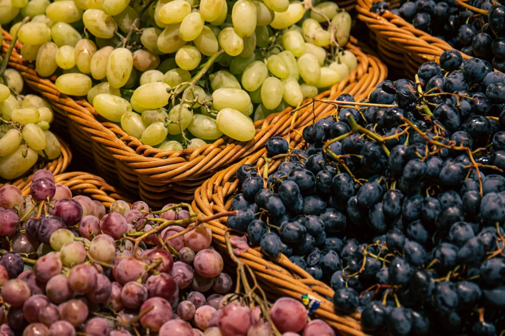 panier avec différents types de raisins