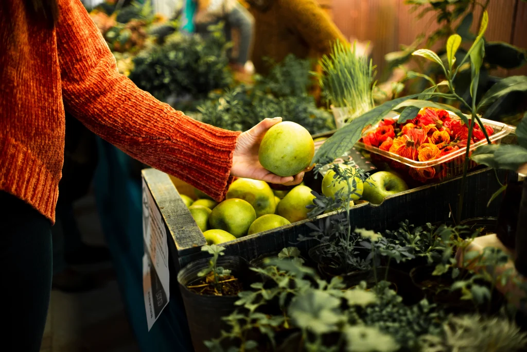 une personne avec une pomme verte