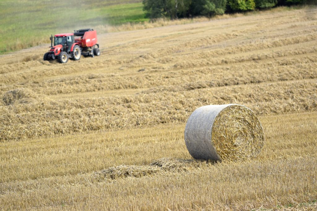tracteur qui récolte du foin