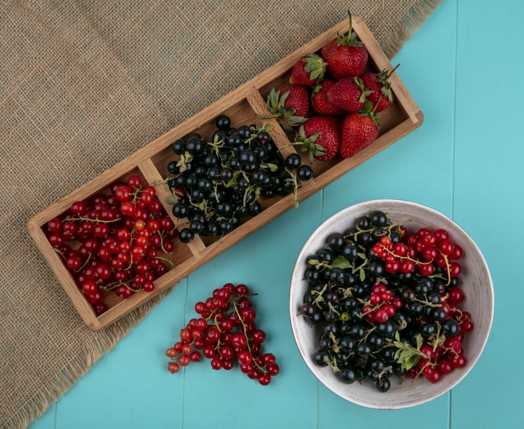 vue de dessus groseilles rouges et noires dans un plat