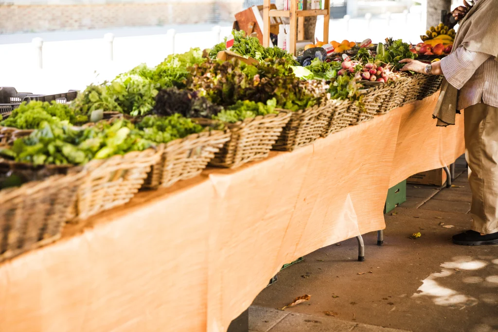 ligne d'un panier de légumes production locale