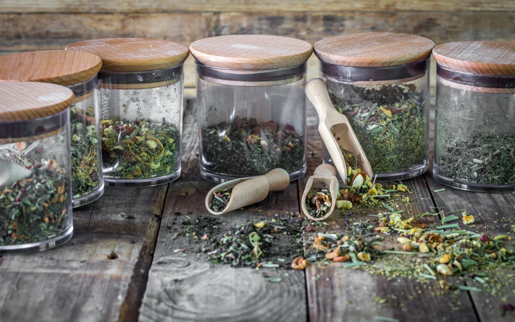 plantes médicinales en vrac dans un pot