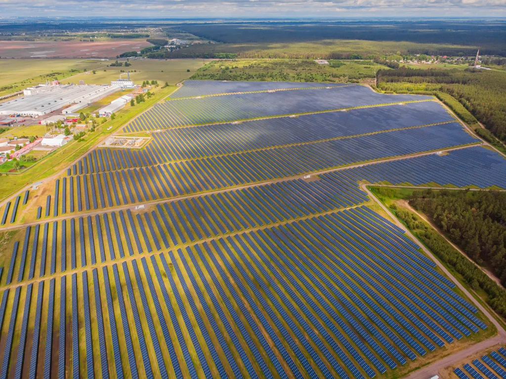 structures agrivoltaïques dans un champ