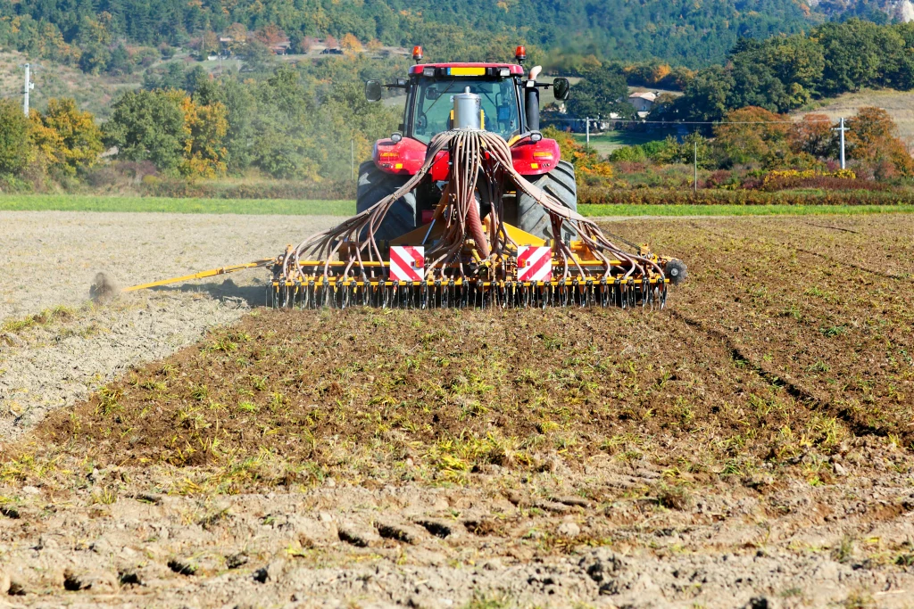 tracteur qui laboure les semis dans un champ