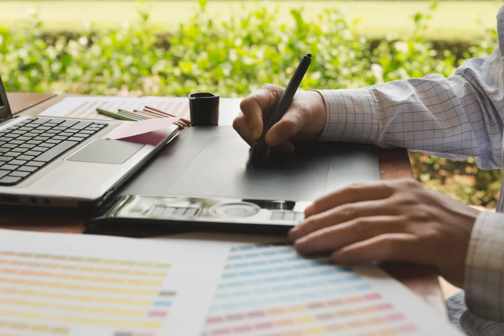 un homme gérant l'administratif