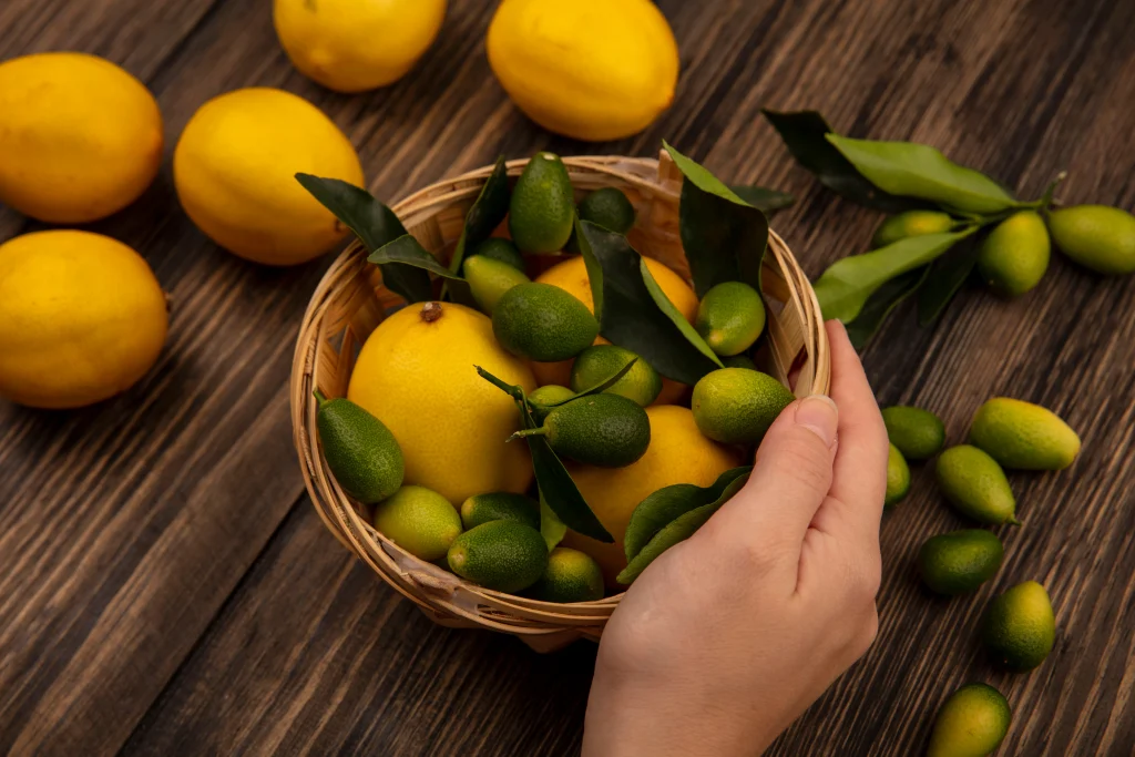 citrons dans un saladier en bois