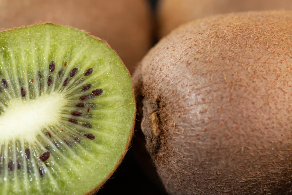 vue d'un kiwi coupé en moitié