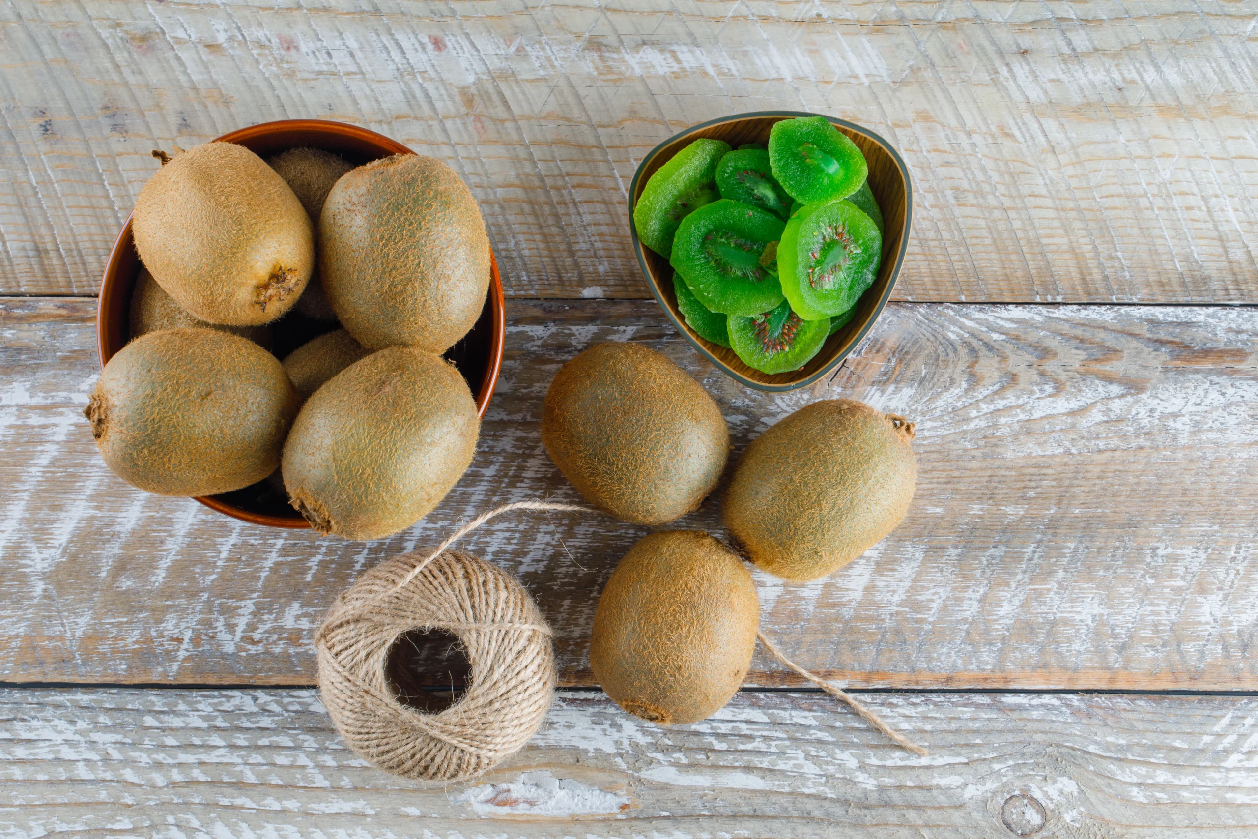 bol avec des kiwis à l'intérieur