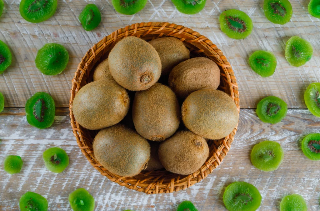 bol avec des kiwis à l'intérieur et morceaux de kiwi autour